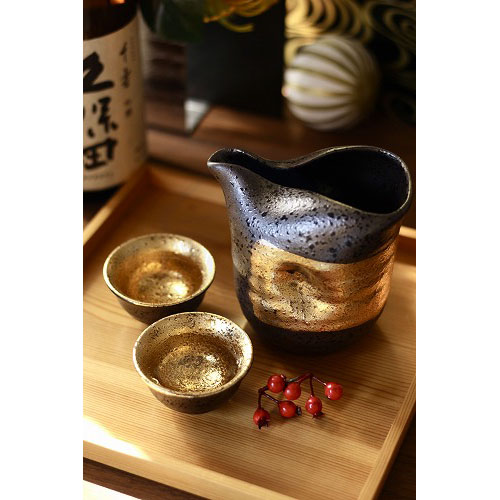 Elegant tokkuri and guinomi sake set, handcrafted in Japan – original photo from TSURU-IPPUKU Kyoto shop