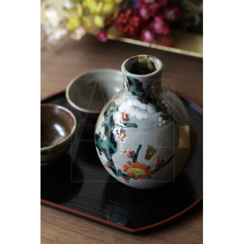 Floral-patterned tokkuri and ochoko sake set – handcrafted in Kyoto, perfect as a Japanese gift