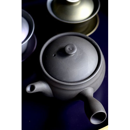 Japanese side-handle teapot (kyusu), Tokoname clay