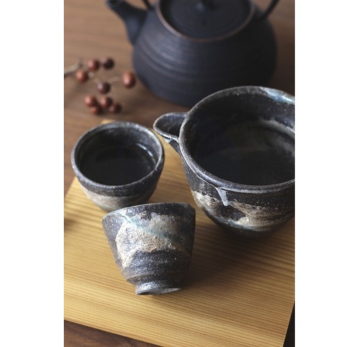 original photo taken at TSURU-IPPUKU Kyoto shop –Handcrafted Japanese sake set – artisan-made ochoko and tokkuri from Kyoto