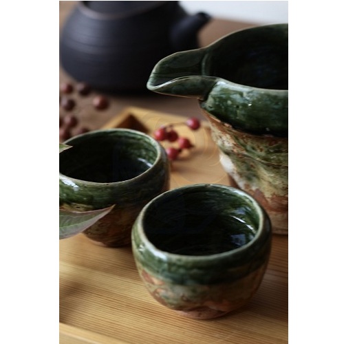 original photo taken at TSURU-IPPUKU Kyoto shop –Handcrafted Japanese sake set – artisan-made ochoko and tokkuri from Kyoto